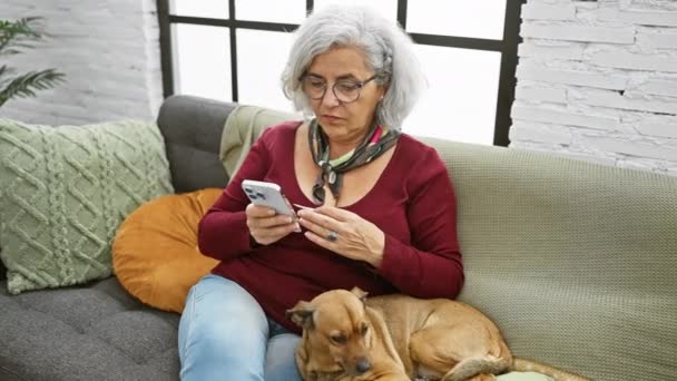 Grijsharige Vrouw Die Thermometer Controleert Met Hond Bank Gezellige Woonkamer — Stockvideo
