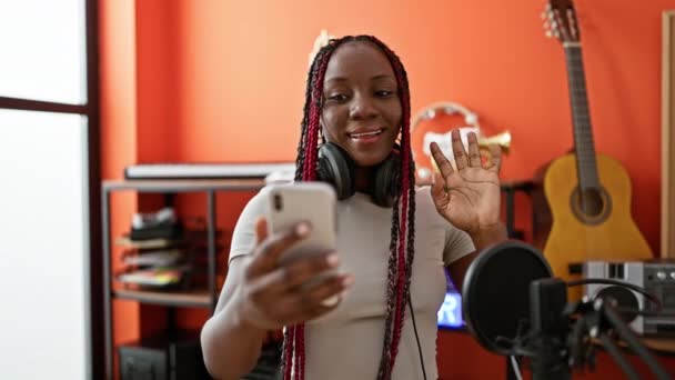 Güzel Bir Afrikalı Amerikalı Kadın Kulaklık Takan Yetişkin Bir Müzisyen — Stok video