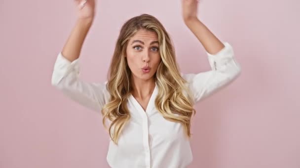 Zabawna Młoda Kobieta Pozowanie Blondynka Koszuli Podejmowania Zabawy Rogi Byka — Wideo stockowe