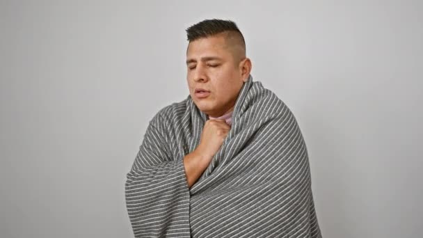 Mrznoucí Mladý Latinský Muž Zabalený Útulné Přikrývce Odolávající Zimnímu Chladu — Stock video