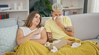 Güzel bir çift evde ateşini ölçüyor.