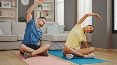 Güzel bir çift sırt üstü uzanıyor, yerde geriniyor, rahat evlerinde aşklarına sarılıyorlar, formda kalıyorlar.