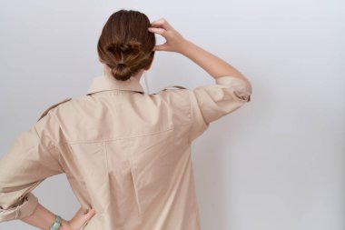 Kafkasyalı genç bir kadın, günlük gömleği ters giyip elleri kafasında şüpheyi düşünüyor. 