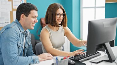 Ofiste çalışan iki işçi ve kadın bilgisayar kullanıyor.