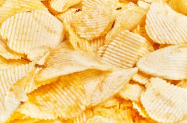 Çıtır altın patates cipsinin yakın plan görüntüsü. Atıştırmalık ya da yiyecekle ilgili içerik için mükemmel..