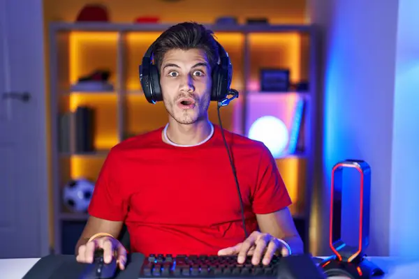 Fiatal Spanyol Férfi Játszik Videojátékok Félek Megdöbbent Meglepetés Kifejezés Félelem — Stock Fotó