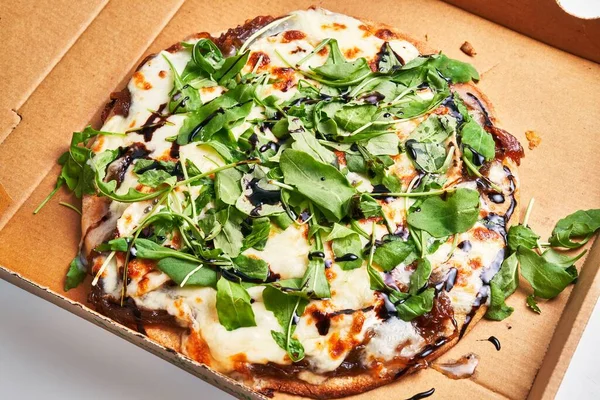 Fresh Vegetarian Pizza Arugula Cheese Balsamic Cardboard Box — Stock Photo, Image