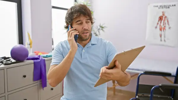 Young Caucasian Man Beard Talks Mobile Phone Clinic While Holding — Stock Photo, Image