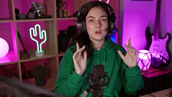 Young Woman Headphones Streams Vibrant Gaming Room Illuminated Neon Lights — Stock Photo, Image