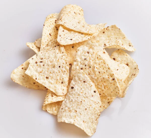Close Uma Pilha Fresca Chips Tortilla Fundo Branco Liso Ideal — Fotografia de Stock