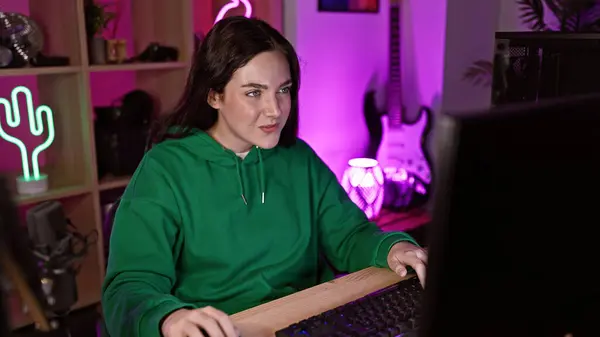 Skupiona Młoda Kobieta Używająca Komputera Neonowym Pokoju Gier Nocy — Zdjęcie stockowe