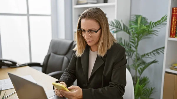 Empresária Loira Atraente Enviando Mensagens Texto Smartphone Trabalhando Laptop Totalmente — Fotografia de Stock