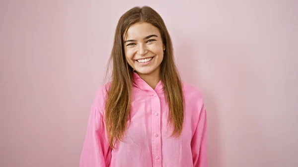 Mulher Hispânica Jovem Atraente Confiante Sorrindo Alegremente Sobre Fundo Rosa — Fotografia de Stock