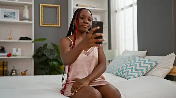 Beautiful African American Woman Braids Making Relaxed Selfie Her Smartphone — Stock Photo, Image