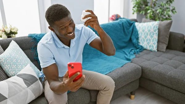 Knappe Zwarte Man Met Fles Pillen Glimlachend Naar Smartphone Gezellige — Stockfoto