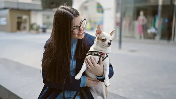 Jonge Spaanse Vrouw Met Chihuahua Hond Glimlachend Vol Vertrouwen Zittend — Stockfoto