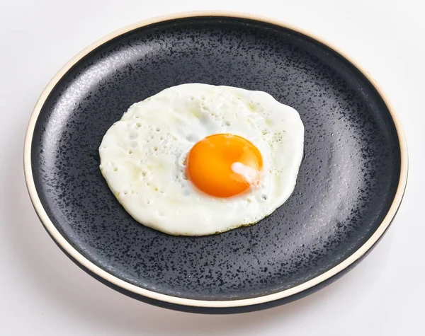 Perfectly Fried Egg Centered Modern Black Ceramic Plate White Background — Stock Photo, Image