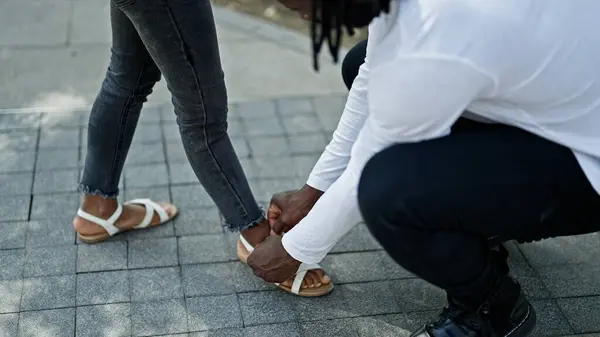 Afrikai Amerikai Apa Lánya Cipőt Tesznek Utcára — Stock Fotó