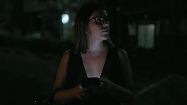 Night Beautiful Hispanic Woman Wearing Glasses Holds Deep Conversation Text — Stock Photo, Image