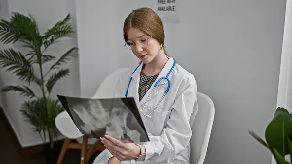 Young Blonde Woman Doctor Looking Xray Clinic Waiting Room — Stock Photo, Image