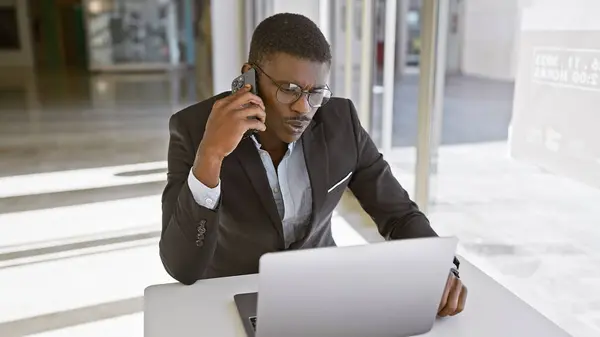 Hezký Africký Muž Obleku Pracuje Notebooku Mluví Telefonu Moderním Kancelářském — Stock fotografie