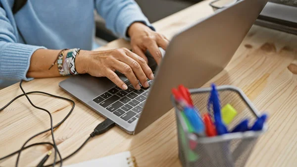Mature Hispanic Woman Types Laptop Modern Office Setting Signifying Professionalism — Stock Photo, Image