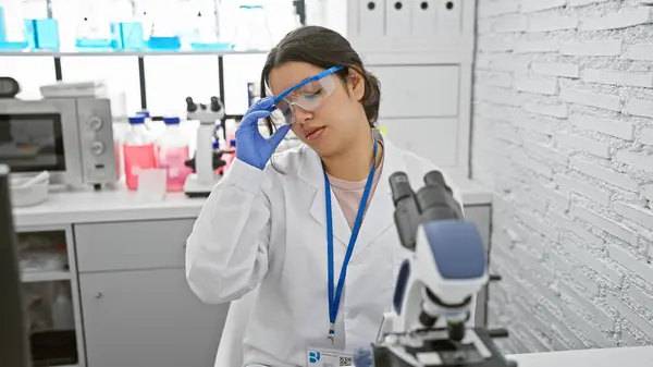 Μια Συγκεντρωμένη Ισπανίδα Επιστήμονας Που Δουλεύει Μικροσκόπιο Εργαστήριο — Φωτογραφία Αρχείου