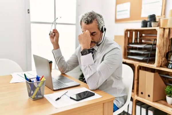 Homem Cabelos Grisalhos Meia Idade Agente Call Center Estressado Trabalhando — Fotografia de Stock