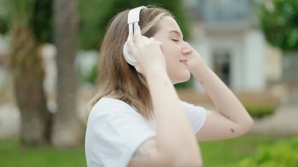 Młoda Biała Kobieta Słuchająca Muzyki Parku — Zdjęcie stockowe