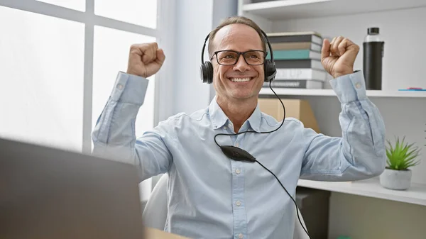 Cheerful Middle Age Business Man Celebrates Winning Gesture His Office — Stock Photo, Image