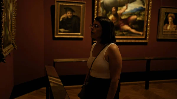 Jonge Mooie Spaanse Vrouw Bezoekt Kunstgalerie Het Art Museum Wenen — Stockfoto