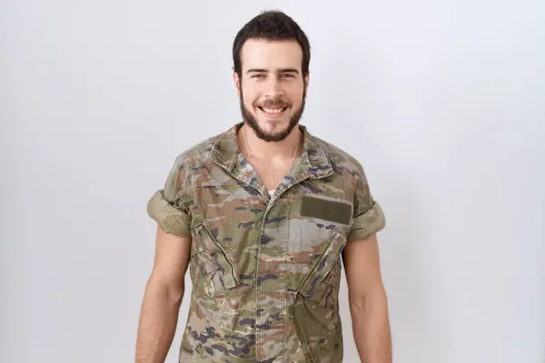 Ung Latinamerikansk Man Klädd Kamouflageuniform Med Ett Glatt Och Coolt — Stockfoto