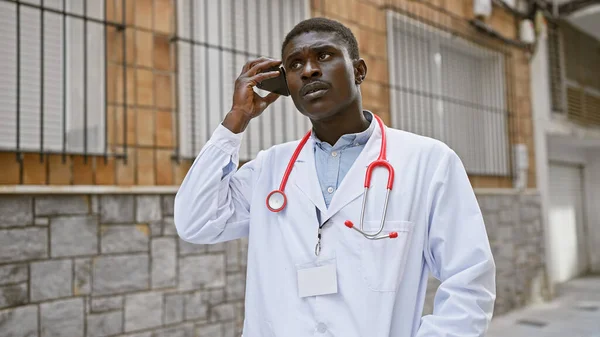 Африканский Врач Американец Использующий Смартфон Городской Улице Возле Больницы — стоковое фото