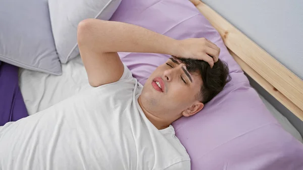 Yatakta Baş Ağrısı Ile Yatan Genç Bir Adam Yatak Odası — Stok fotoğraf