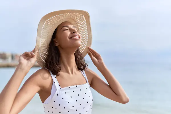 Young African American Woman Smiling Confident Wearing Summer Hat Seaside — Stock Photo, Image