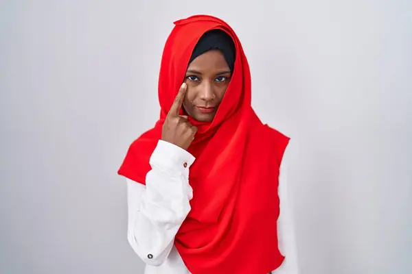 Junge Arabische Frau Mit Traditionellem Islamischen Hijab Schal Der Auf — Stockfoto