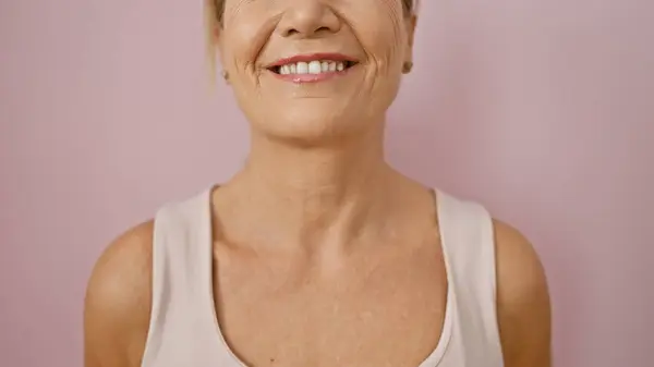 Een Glimlachende Vrouw Van Middelbare Leeftijd Met Blond Haar Tegen — Stockfoto