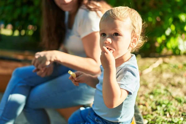 Mother Son Sitting Bench Together Eating Little Worms Snack Park — Stock Photo, Image