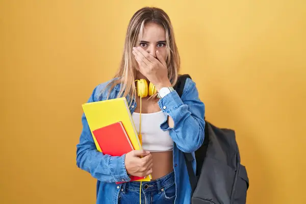 Mladá Blondýnka Oblečená Studentského Batohu Držící Šokované Knihy Omylem Zakryla — Stock fotografie
