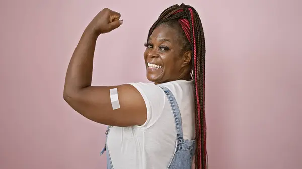 Mulher Americana Africana Confiante Tranças Esportivas Uma Ajuda Banda Seu — Fotografia de Stock