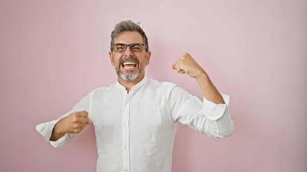 Çekici Beyaz Saçlı Gözlüklü Spanyol Bir Adam Zaferi Özgüvenle Kutluyor — Stok fotoğraf