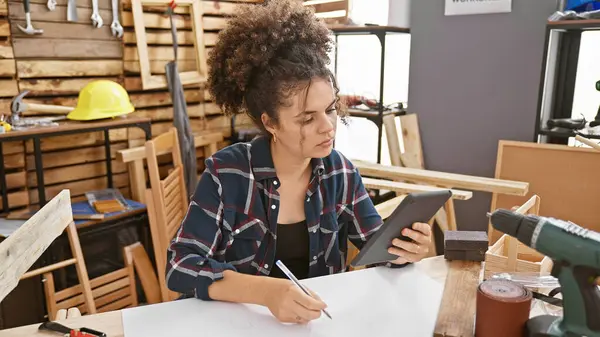 Young Hispanic Woman Curly Hair Uses Tablet Carpentry Workshop Surrounded — Stock Photo, Image