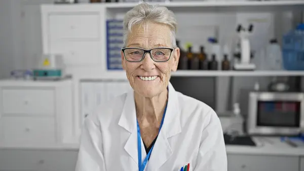 Científica Senior Pelo Gris Confiada Sonriente Disfrutando Trabajo Sentada Felizmente — Foto de Stock