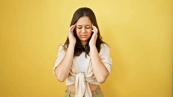 Young Beautiful Hispanic Woman Suffering Headache Isolated Yellow Background — Stock Photo, Image