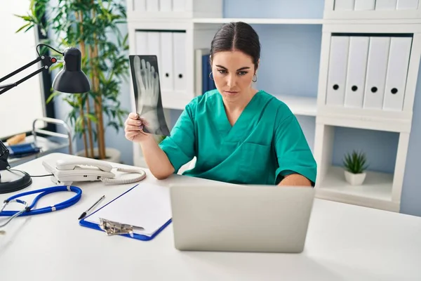Young Beautiful Hispanic Woman Doctor Using Laptop Looking Xray Clinic — Stockfoto