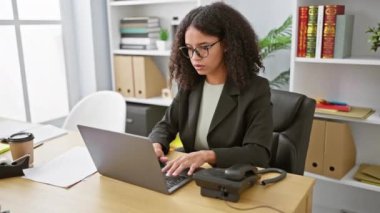 Gripten midesi bulanan, iş yerinde dizüstü bilgisayarla çalışırken öksüren güzel İspanyol kadın.