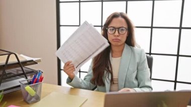 Güzel, odaklanmış, genç İspanyol kadın patron, klimalı ofisinde iş belgeleriyle uğraşmadan ortalığı kızıştırıyor..