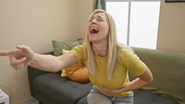 Весела Молода Блондинка Трахає Тебе Вдома Сміючись Вказуючи Пальцем Показуючи — стокове відео