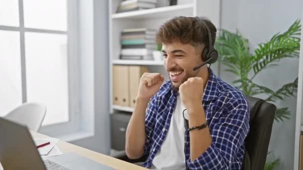 Vinnande Jobbet Ung Arabiska Mannen Professionell Arbetare Utstrålar Positivitet Samtidigt — Stockvideo
