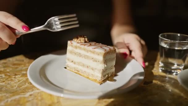Une Femme Profite Dessert Eau Une Table Marbre Dans Ambiance — Video